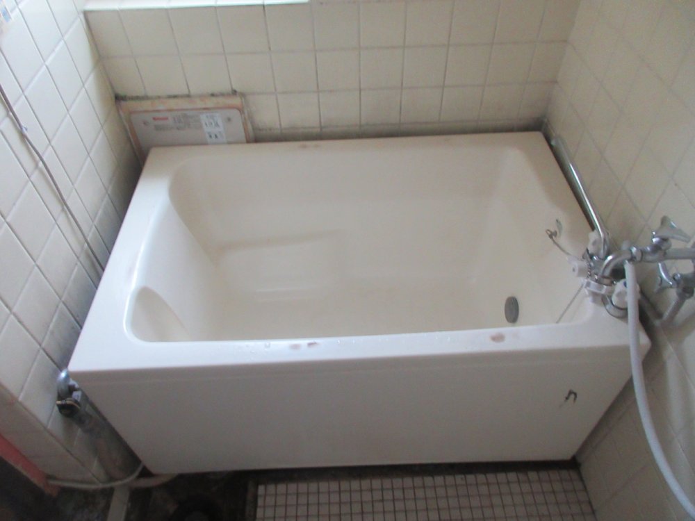 LIXIL ホールインワン（ガスふろ給湯器 壁貫通タイプ）専用浴槽 FRP(浅型) 1100サイズ 1方全エプロン 和洋折衷タイプ PB-1112VWA(L R) L11-G エプロン取っ手付 - 3