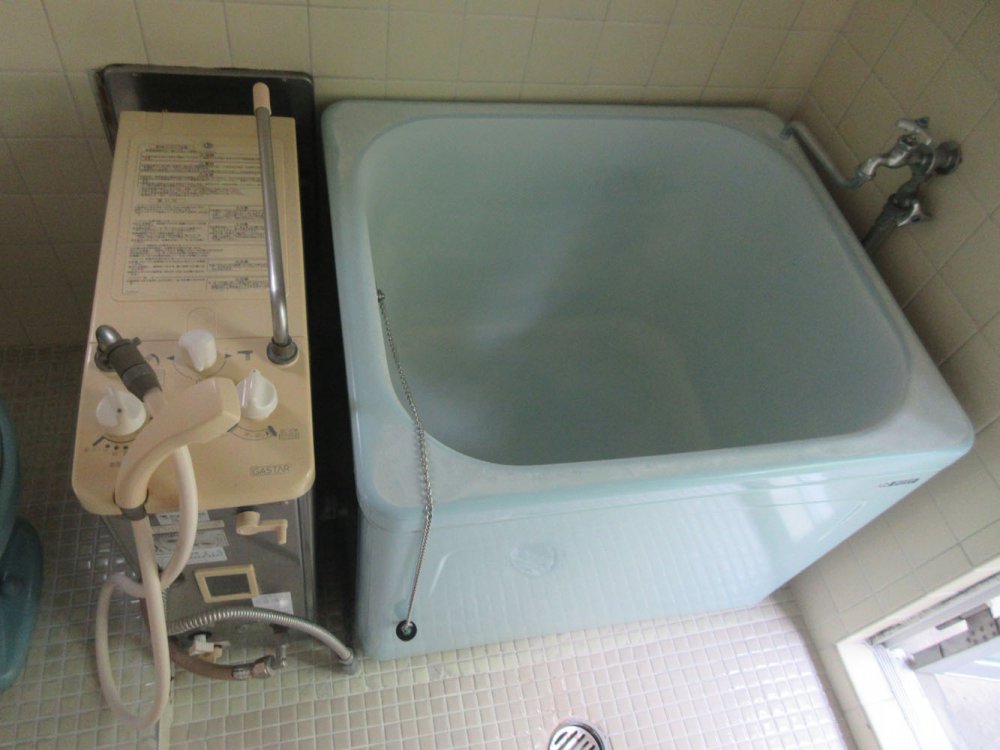 ###INAX LIXIL ホールインワン(ガスふろ給湯器 壁貫通タイプ)専用浴槽(左排水) FRPタイプ 和洋折衷(据置) 1方全(着脱式) 1100mm〔HH〕 - 1